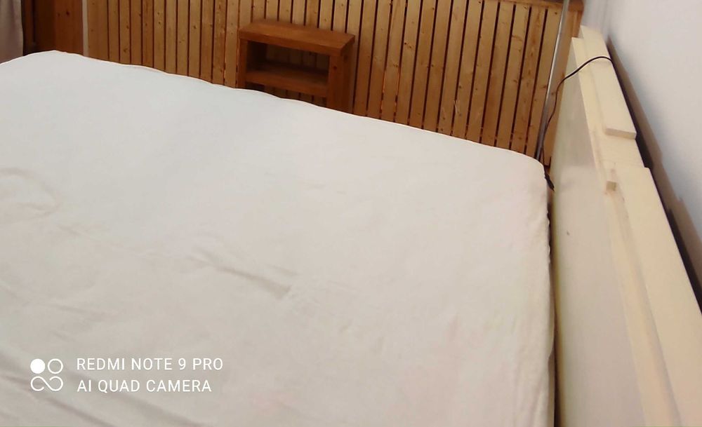 Cama de casal em madeira maciça com estrado e colchão