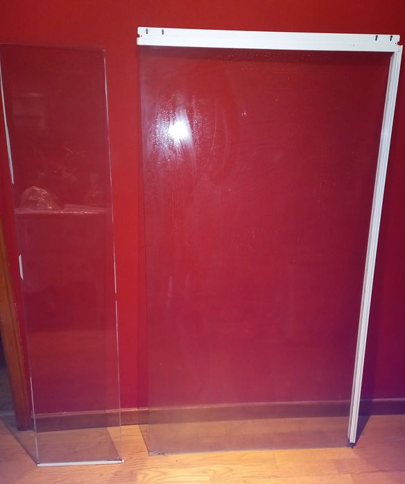 3 transparent glass panels, each 1.40 cm in height and 8 mm in thickness.