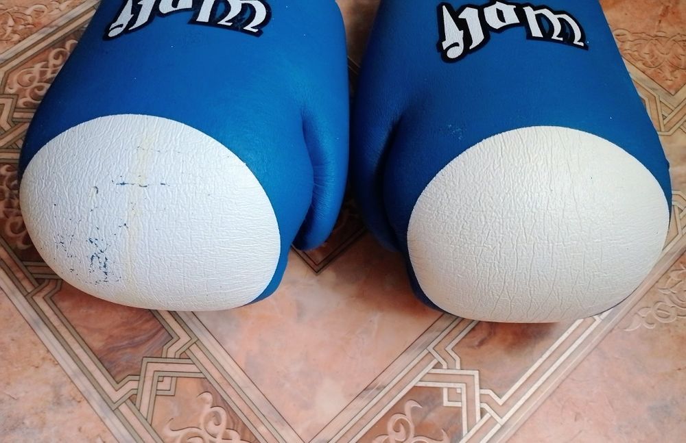 Боксёрские перчатки WOLF 12 OZ. Бокс боевые искусства. Бинты в подарок