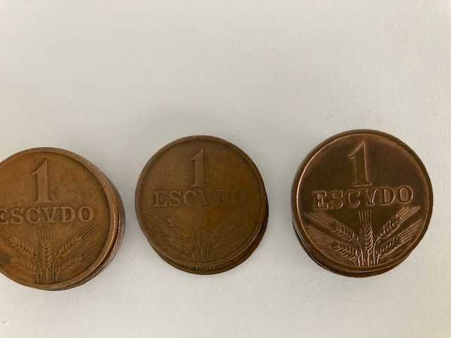 Lote de 46 moedas de Portugal, de 1 escudo, em bronze (de 1969 a 1979)