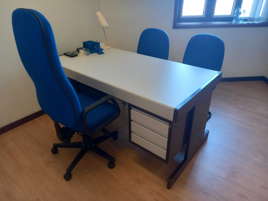 Secretária de escritório em metal com cadeiras