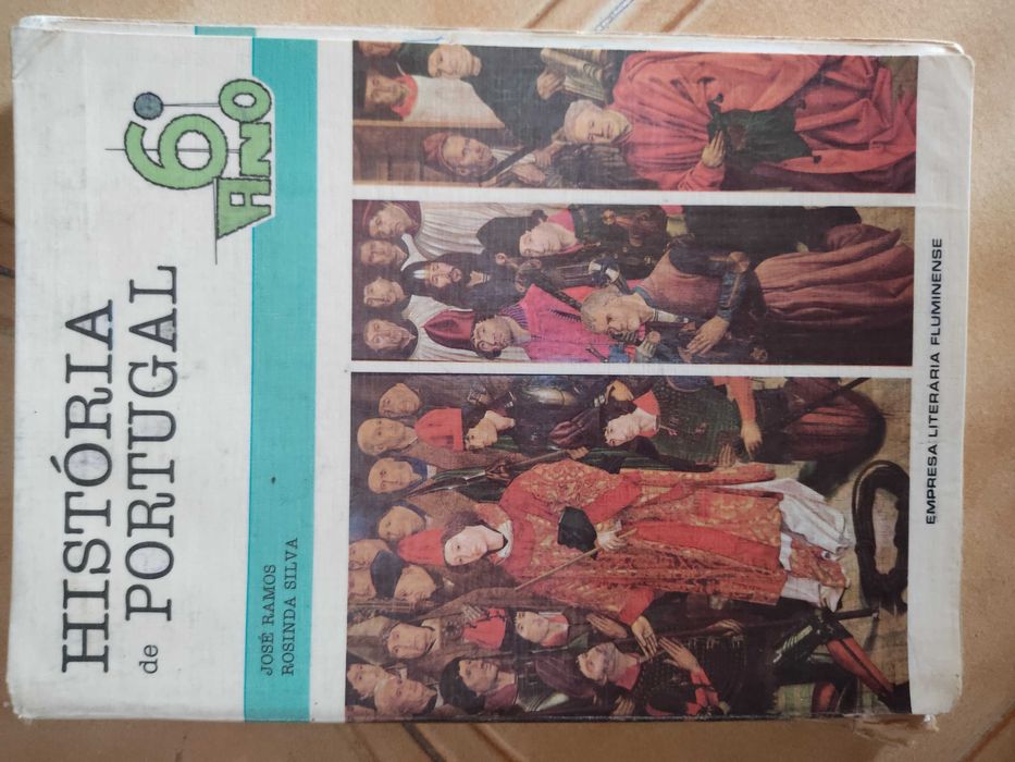 Livros escolares de diferentes anos de ensino e disciplinas