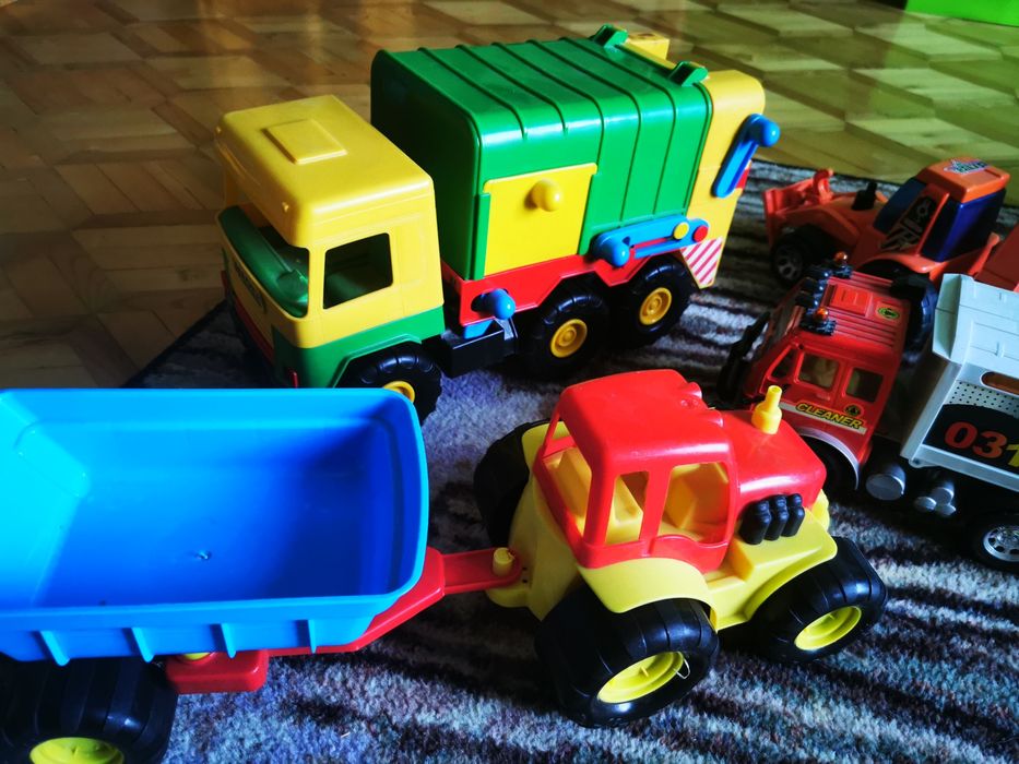 Auta ciężarowe różne.