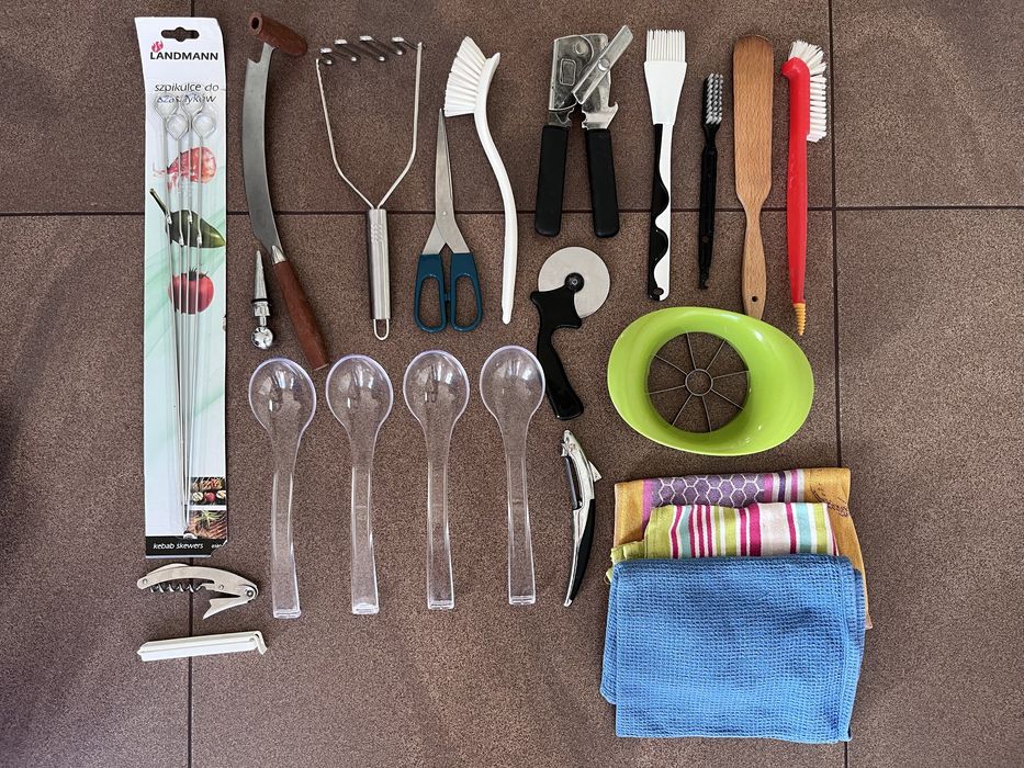 Zestaw gadżetów kuchennych-łyżki,nóż do sera,nóż do pizzy