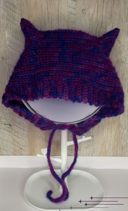 В'язаний чепчик з ріжками