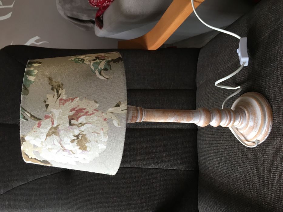 Drewniana lampka boho. Lampa Zara klosz w kwiaty angielski styl
