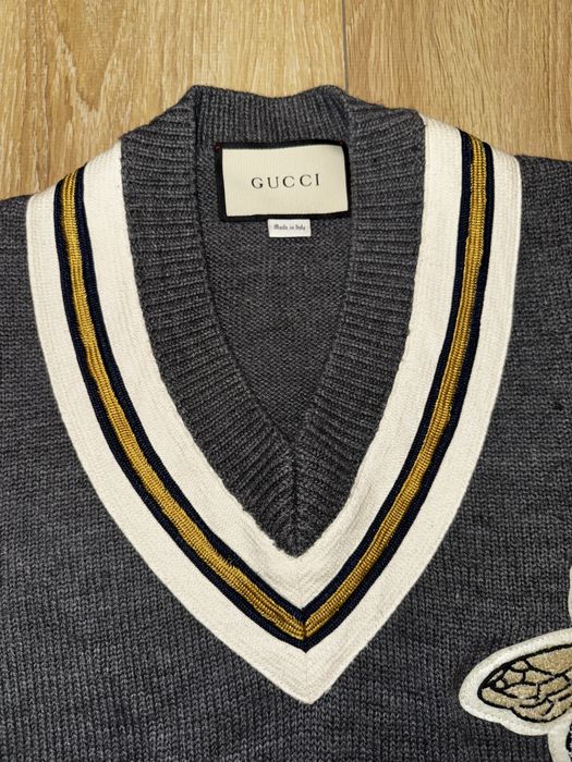 Чоловічий светр Gucci з V-подібним вирізом і нашивкою «бджола»