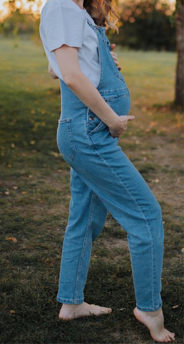 Джинсовий комбінезон для вагітних у відмінному стані, колір блакитний.