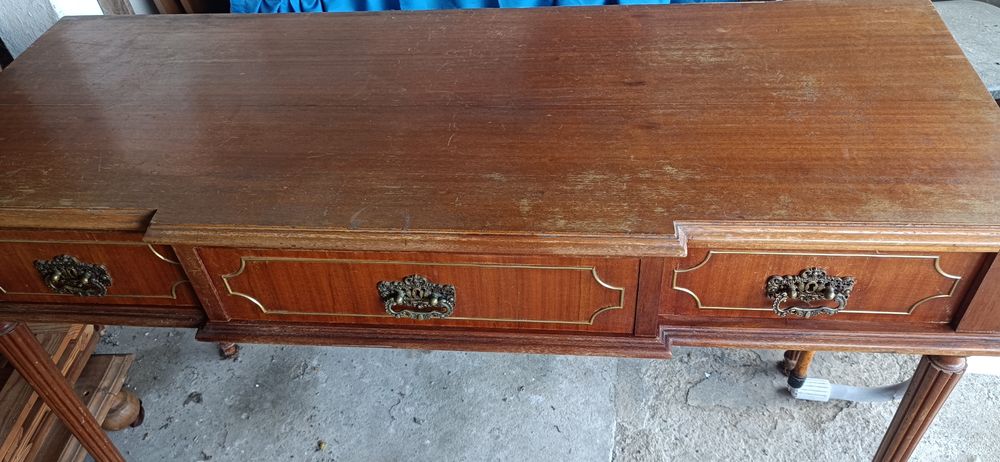 Aparador com três gavetas e ferragens originais