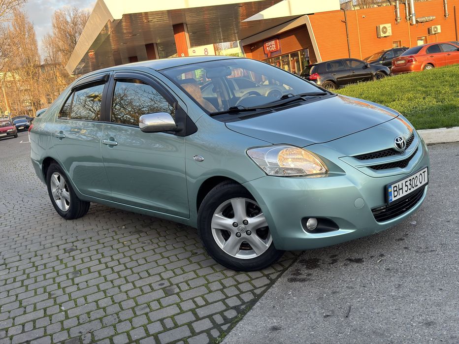 Продам Тоёту Ярис на автомате!