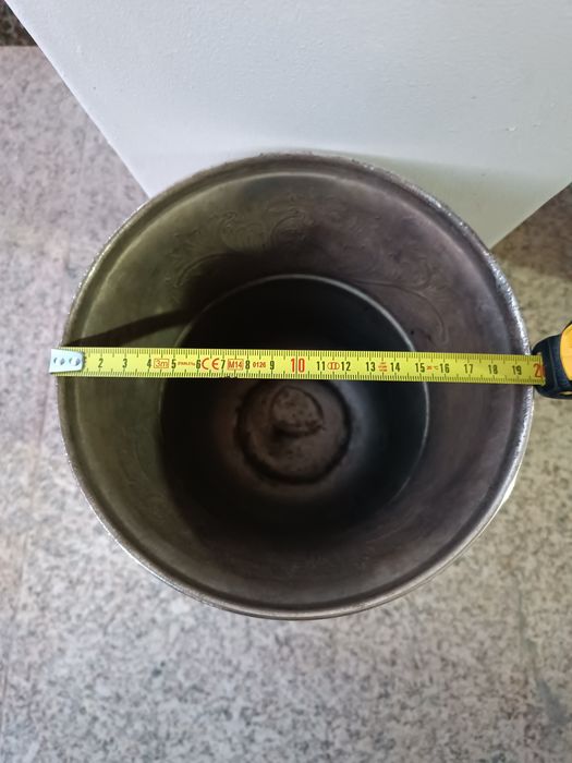 Vaso em metal antigo