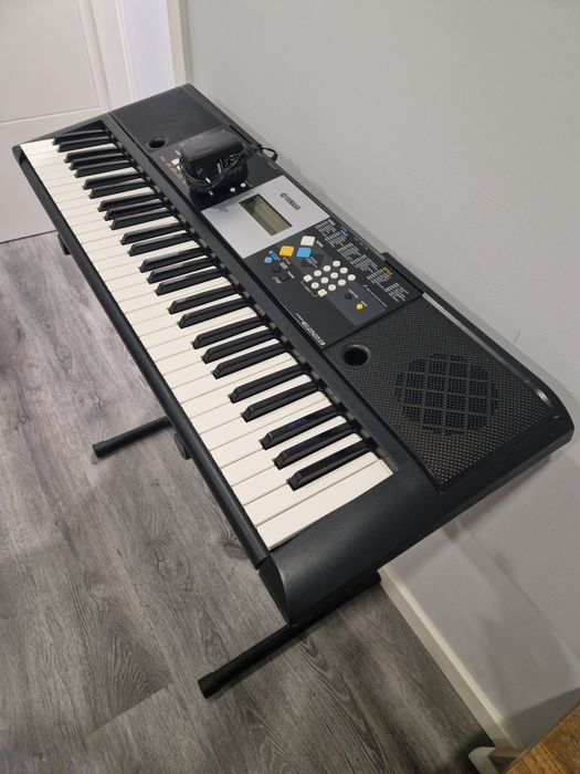 Piano Yamaha PSR E223 com suporte