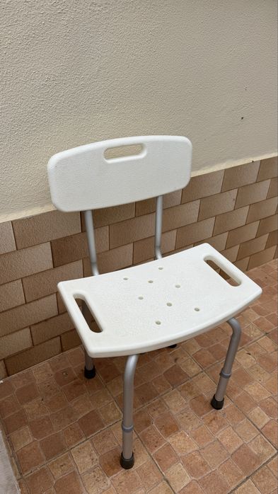 cadeira de banho/duche ortopédica com encosto e apoios em bom estado  altura é ajustável