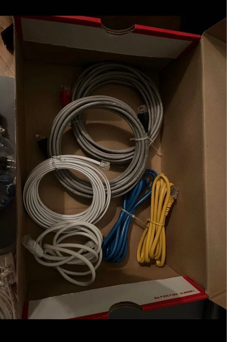 Karton różnych kabli - zasilające, usb, telefoniczne, interntowe