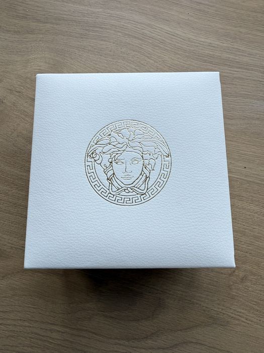 Relógio versate na caixa