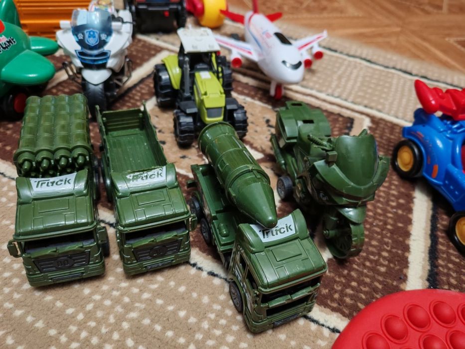 Продам купу їграшок одним лотом