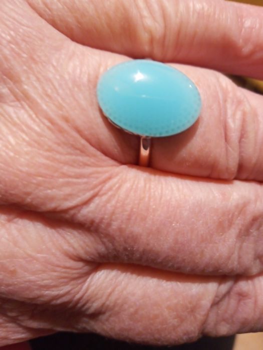 Pierścionek z niebieskim kamieniem