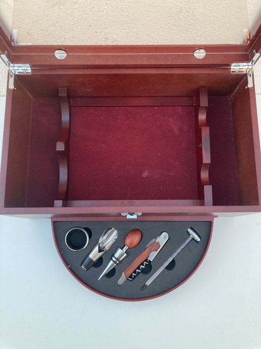 Caixa de Vinho em Madeira com Acessórios – Como Nova