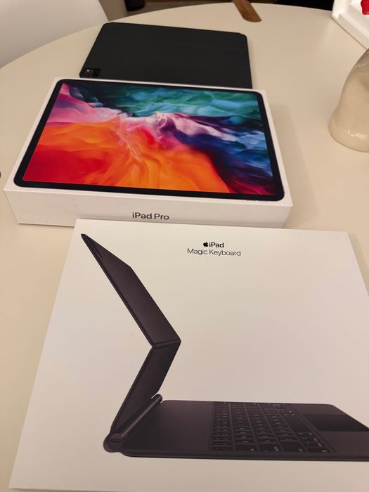 iPad Pro 12.9” 4ª Geração 256GB + Magic Keyboard — Como Novo