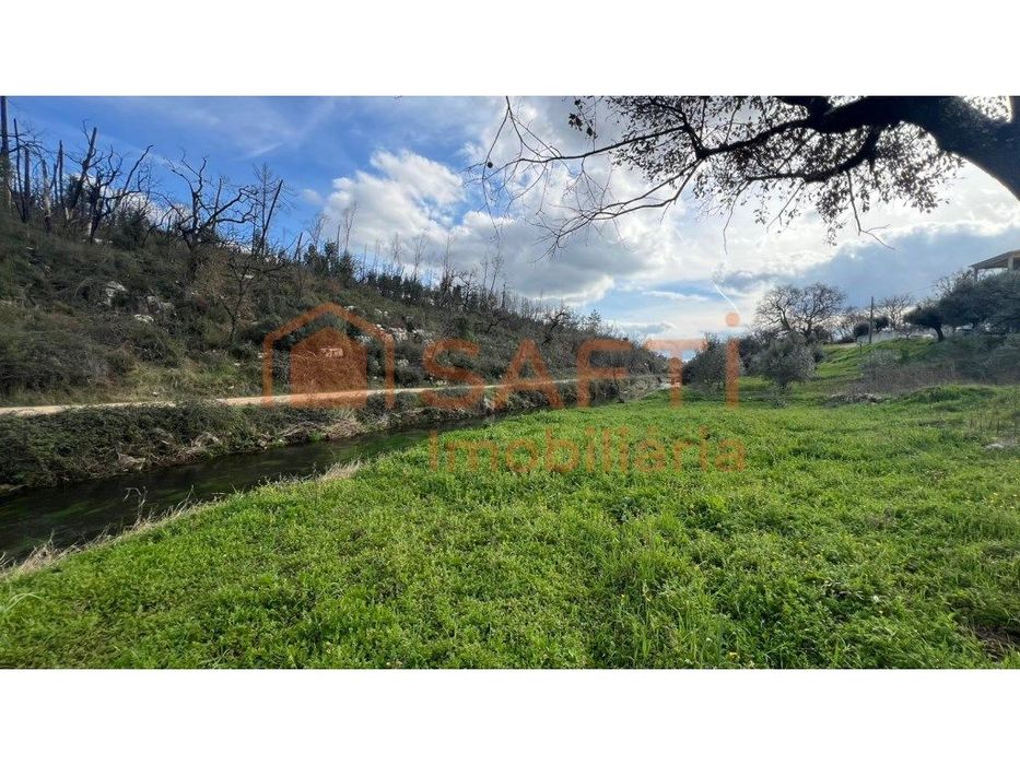 Ruína T2, Com Terreno De Cultivo A Confrontar Com O Ribeiro.