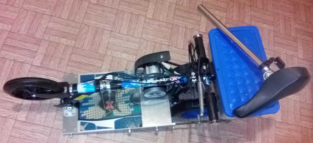 Электросамокат трёхколёсный