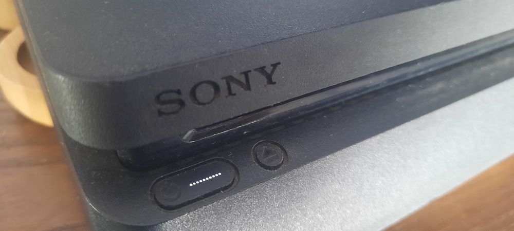 Playstation 4  slim + 2 comandos