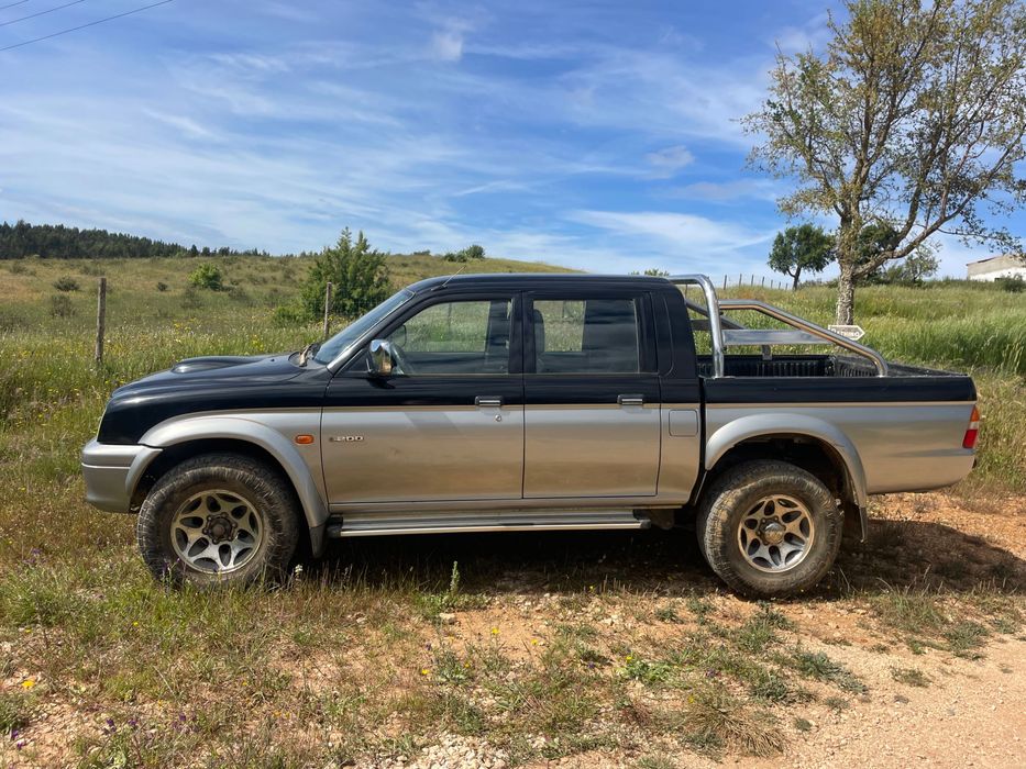 Mitsubishi L200 4x4 • Muito Estimada • Revisões em Dia