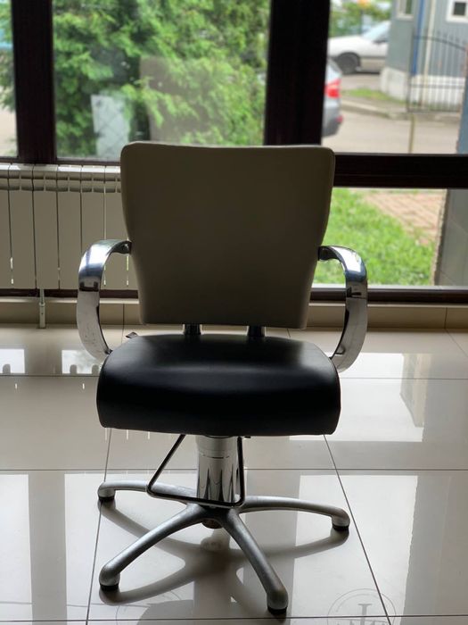 Продам парикмахерское кресло, мойку, диван, Pietranera, Италия