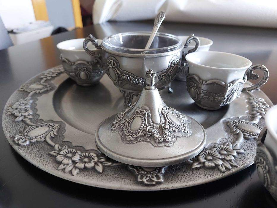 Conjunto Café em Porcelana e Metal c/ Prato + Açucareiro + 6 Chávenas