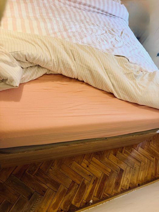 Cama casal com arrumação