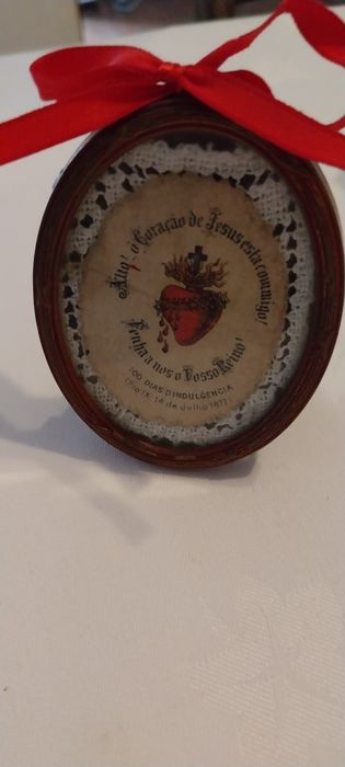 Peça Religiosa Antiga em Latão Pintado – Sagrado Coração de Jesus