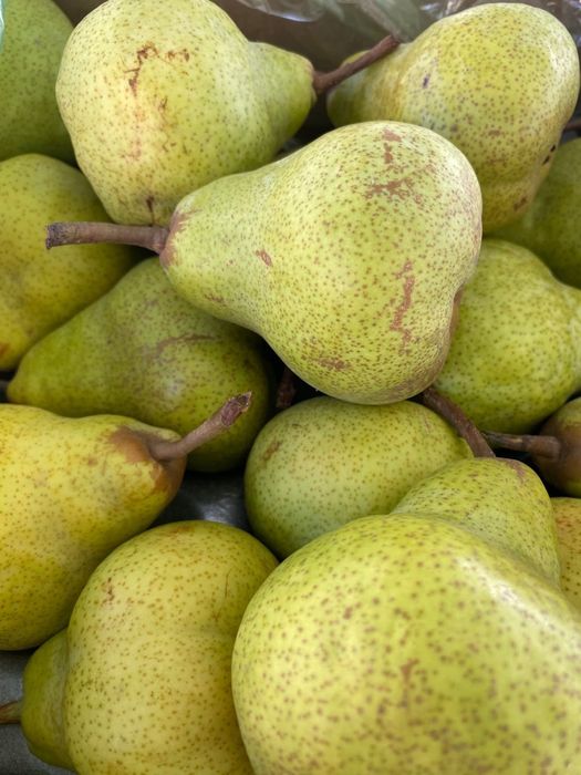 Caixas de peras deliciosas e soculentas para entregas ao domicilio