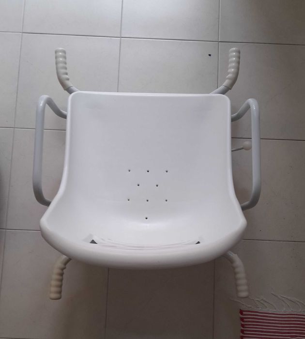 Cadeira de banho rotativa como nova