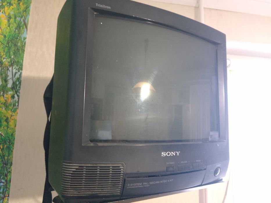 Продам телевизор Sony, крепление к стене и приставку Т2