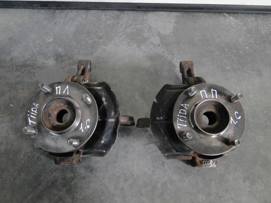 Ступиця передня поворотний кулак цапфа Nissan Tiida 1.6 07-12р.