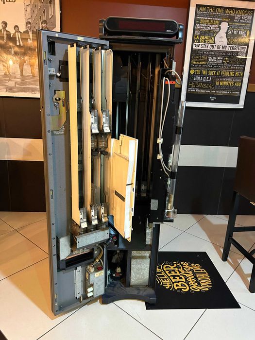 Máquina de tabaco 11 canais Goya Jofemar. notas e moedas