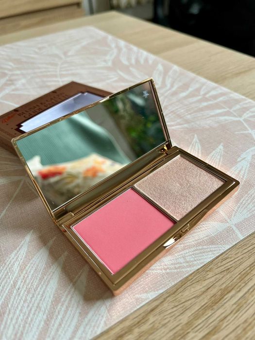 Paleta Blush & Glow Charlotte Tilbury róż rozświetlacz