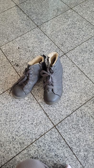 Buty szare 37 pólbuty używane jesień botki zamek z boku