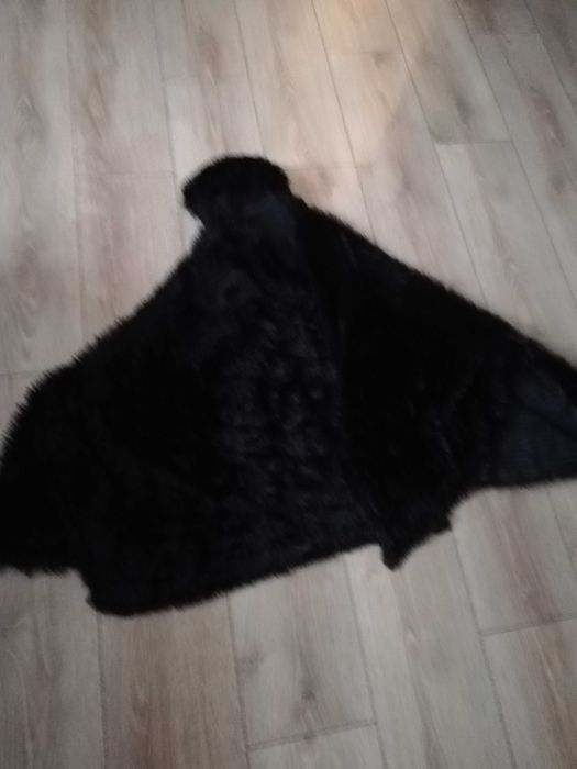 Czarna narzutka uniwersalna