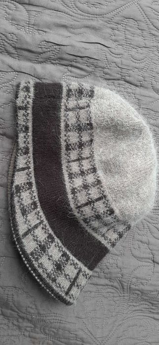 Czapka z małym daszkiem wełna angora