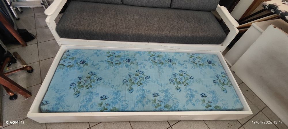 Sofá cama branco e cinzento