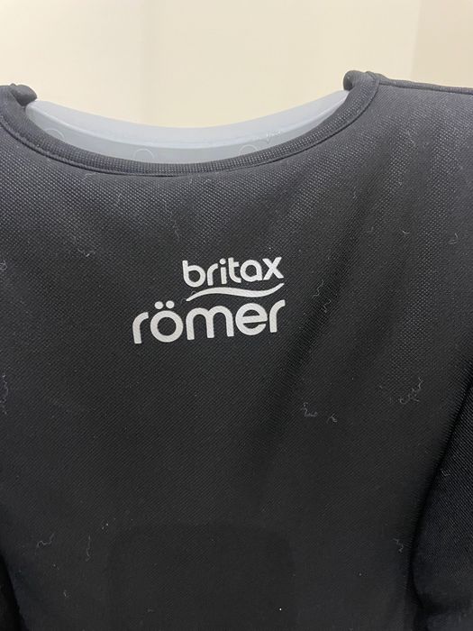 A cadeira auto da imagem é o modelo Britax Römer Discovery SL, pertencente ao grupo 2/3, concebida para crianças dos 15 aos 36 kg