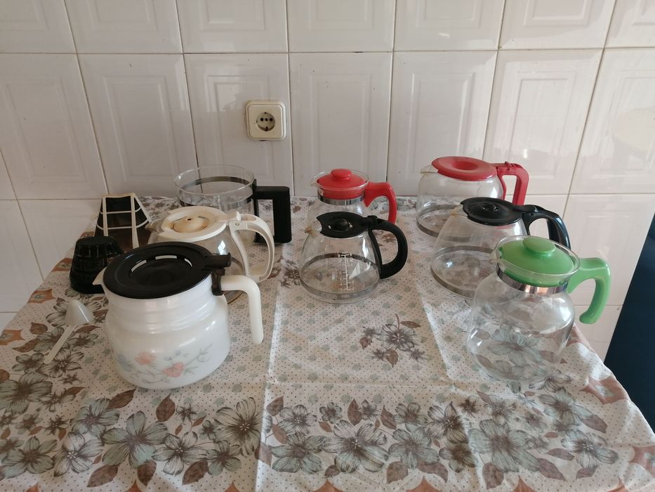vários jarros e utensílios para máquinas de café, valor pode variar