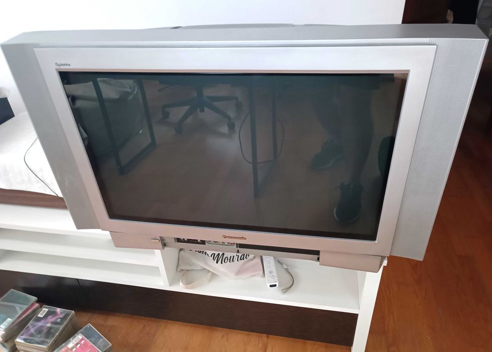 Televisão Panasonic Quintrix TX-32PS11F antiga