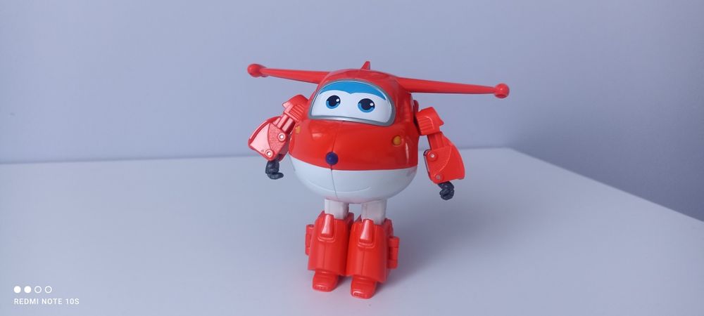 Transformująca się figurka Super Wings Dżetek(Jett).