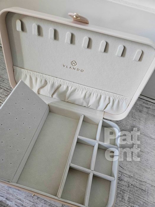 Szkatułka kuferek organizer na biżuterię jasny na podróż w domu