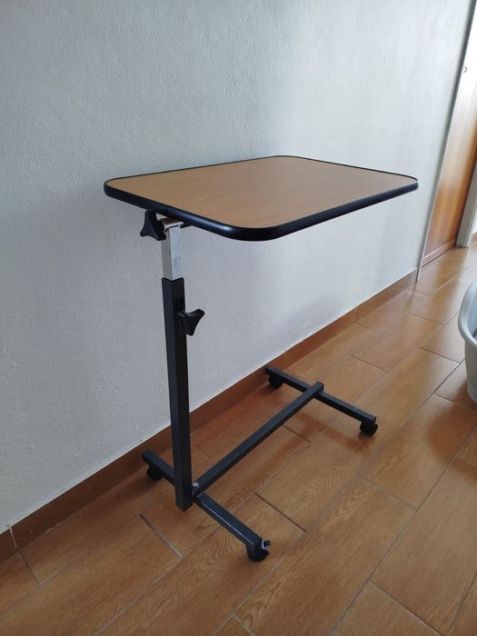 Mesa de apoio lateral para cama