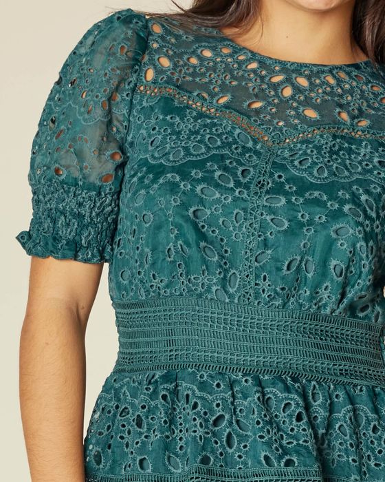 Короткое платье из гладкой органзы английским кружевом+подарок