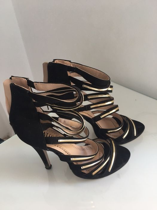 Sandálias elegantes de tiras