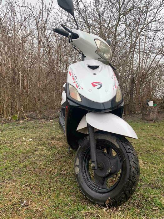 Спарк 125 кубів на првному ходу